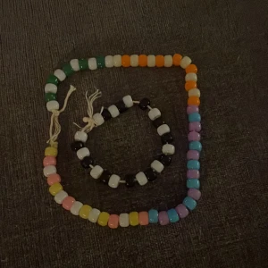 y2k armband - Säljer dessa två hemmagjorda armband, dom är inte elastiska och lite svåra att få på men man får bara vara försiktig och rulla på dom!❤️och dom kostar 15kr/st