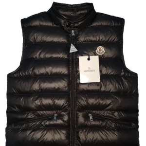 Moncler GUI - Moncler GUI vest, fraktvara och frakttiden är 15-20dagar. Finns i färgerna: vit, röd, orange, svart och marinblå. Kontakta mig vid yttligare frågor eller om fler bilder önskas, God jul! 🎄