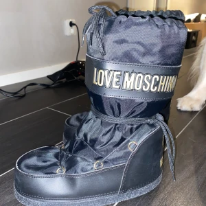 Moschino boots - Köpta 2016 på zalando, inte använda så mycket, kanske 10 gånger under en vintersäsong sen har dom bara legat här. Finns några små repor/skråmor nånstans som typ inte syns, så i bra skick