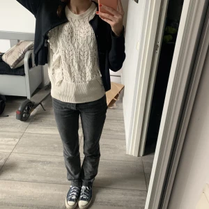 Zara jeans - Jätte fina mid Rise straight jeans från zara💗 köptes förra året är i bra skick köptes för 700kr frakten är 24kr