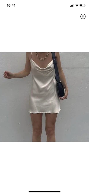 Satin klänning - Fin zara klänning i satin. Cremevit/vit färg✨