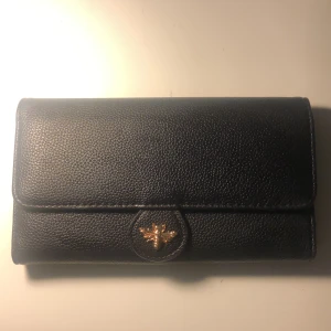 Snygg handväska  - I bra skick, fick som present men inte min still men annars jätte snygg!✨