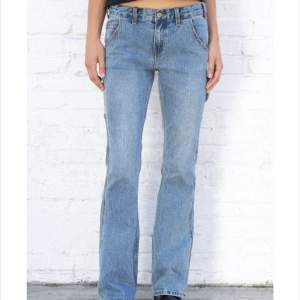 Säljer mina fina lågmidjade cargo jeans från brandy pga att de inte kommer till användning💗 tyvärr är de avklippta men sitter bra på mig som är 161cm