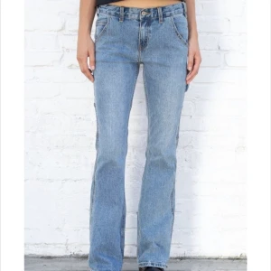 Natalia cargo jeans brandy  - Säljer mina fina lågmidjade cargo jeans från brandy pga att de inte kommer till användning💗 tyvärr är de avklippta men sitter bra på mig som är 161cm