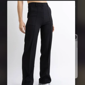 Kostymbyxor  - Kostymbyxor från madlady. De har ett hål i fickan (skulle gå att sy igen), även lite noppriga. Byxorna passar mig i längden som är 1.64. Men är lite stora i midjan. Mitt midjemått är ungefär 66 cm. Originalpris: 599kr Tryck INTE på köp nu!❤️