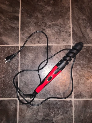 Locktång - Du som alltid bränner dina fingrar eller ansikte när du lockar ditt hår så är denna locktången perfekt för dig du bränner dig alls inte och får fina lockar