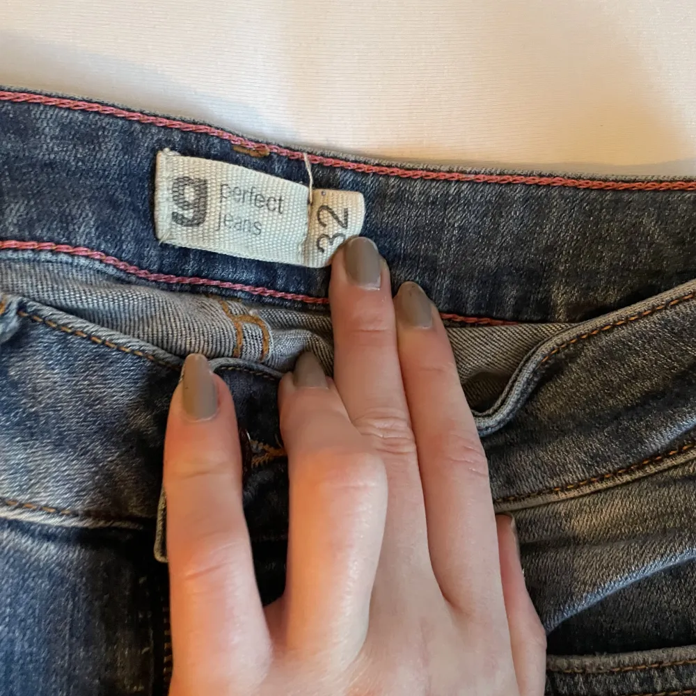 Ett par low waisted jeans från ginatricot. Dessa har jag aldrig använt.. Jeans & Byxor.