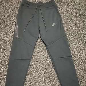 Svarta Nike tech fleece byxor - Säljer min helt oanvänd nike byxor, kan diskutera pris vid snabb affär 