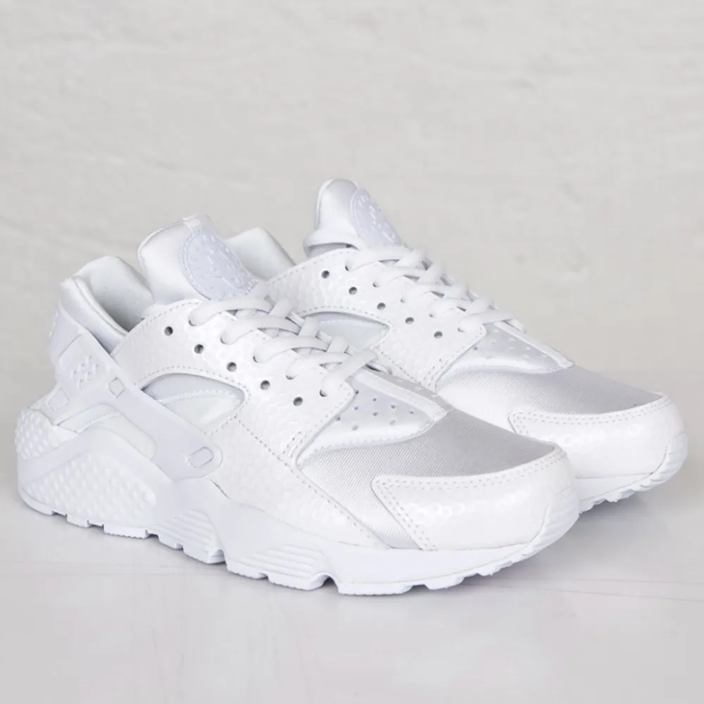 Helt oanvända och trendiga Nike Huarache skor! Jag köpte skorna för 1200kr, men i helt fel storlek för mig (storlek 39 dam). Därav ger jag bort de för 900kr för jag kan inte lämna tillbaka dem! Pris kan diskuteras och fråga bara om fler bilder.. Skor.