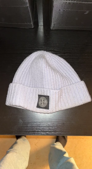 Stone Island mössa  - Hej säljer nu min Stone island mössa för ett kanon pris, den är sparsamt använd och i bra skick. Priset kan diskuteras om inte andra köpare finns 📦🚚 Kan mötas upp i centrala Stockholm men fraktar även över hela landet tryggt och säkert med PostNord :)