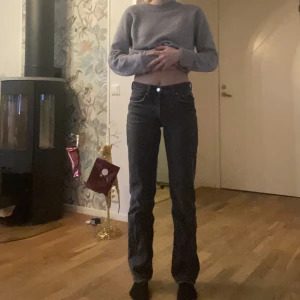 Zara - Säljer dessa snygga jeans från Zara, som inte finns längre. Mellan midjade. Säljer dessa då dem är lite små på mig. Mycket bra skick. Original pris 359kr. Säljer från 230kr. Kontakta mig!