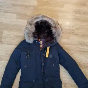 Parajumpers jacka Doris i small. Jackan är i nyskick. Nypris 9000 kr. 