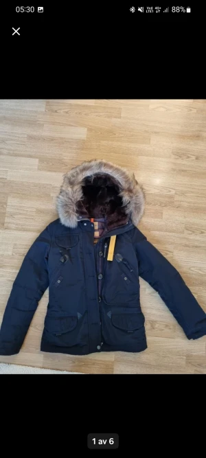 Pjs jacka Doris S - Parajumpers jacka Doris i small. Jackan är i nyskick. Nypris 9000 kr. 