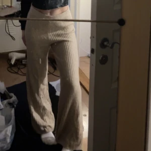 Stickade byxor - Säljer universums SNYGGASTE stickade byxor från h&m i strl 36! ALDRIG använda, inga nopprar elr defekter🥰 jag är 171 cm lång & de faller perfekt! Former kroppen & sticks inte; helt perfekta❣️säljer då jag har för mkt kläder som inte används.