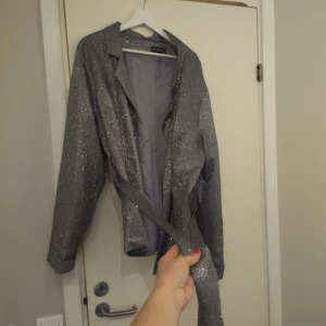 Pretty Littlething kavaj xl i nyskick  - Som ny 