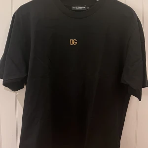 D&g t shirt  - Säljer denna feta Dolce Gabbana t shirten för ett bra pris eftersom jag inte har kvitto. Säljer pga att jag inte använder den längre.Köpt för 3400kr på nk.Skick 10/10 
