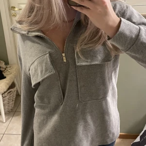 Grå tjocktröja - Grå tjocktröja från mango, knappt använd