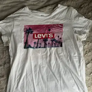 Levis t-shirt i storlek L men liten i storleken, passar S/M. Knappt använd. 