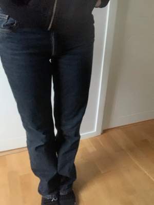 Populära zara mid rise jeans i färgen mörkblå! Storlek 36, är 166cm lång och jeansen slutar över foten. Köparen står för frakten!