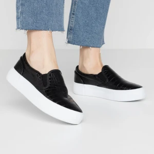 Svarta skor - Säljer dessa skor från NA-KD. Andvända en del men ändå fin kvalite skriv för egna bilder 