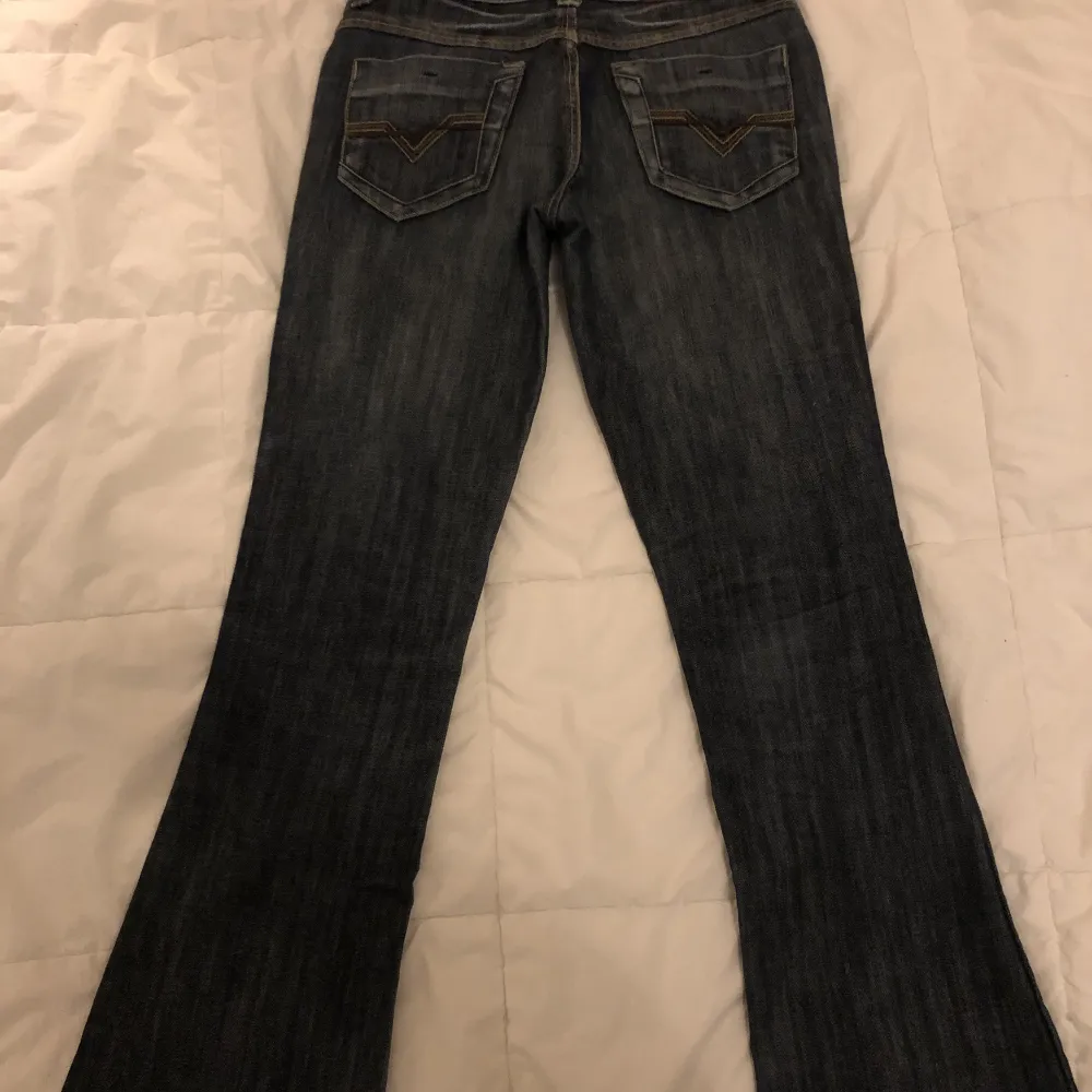 Jätte fin low waist jeans som är tyvär för små för mig men skulle passa på någon runt 160 i storlek xs. Skriv privat om man vill ha flear bilder💕💕💕💕. Jeans & Byxor.