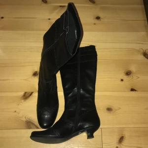 Svarta kängor  - Min mammas gamla kängor med taxklack🤌🏻 som hon inte använder längre. Från märket Tamaris, tror det är äkta läder men är inte 💯🫶🏻 Stl 41. Pris går att diskutera. Inga defekter som jag kan hitta 💕