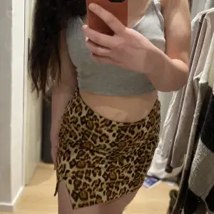 Leopard kjol från SHEIN, endast testad. Jag är en M. Tryck inte på köp nu, skriv först.