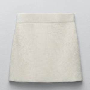 Vit stickad kjol - Säljer denna sticker kjolen från zara som är helt slutsåld. Aldrig använd, lappen kvar. Storlek M men den är liten i storleken. Hör av dig vid frågor eller om du är intresserad! 