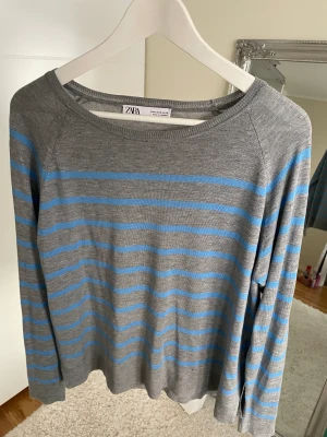 Randig tröja - Finstickad tröja från Zara! Endast använd 2 gånger, 66 kr frankt tillkommer🤍