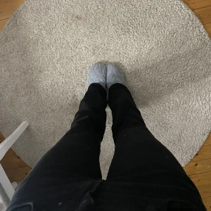 Svarta jeans  - Lågmidjade bootcut jeans från H&M. Använda ca 3 gånger. Säljer då de blivit för små för mig😊