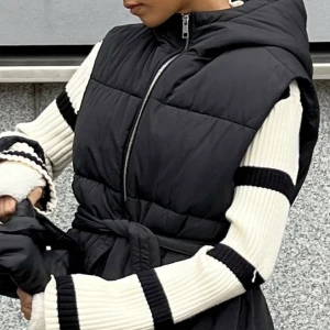 Väst  - Väst med knytning. Helt ny ligger fortfarande i påsen den skickades med. Bara testad en gång men den va för stor på mig. Storlek 34 kostade 400 kr