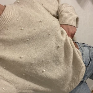 Tröja med pärlor  - Säljer en jätte fin stickad tröja med pärlor på, från H&M i storlek S🌸