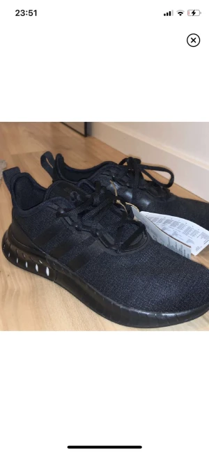 Adidas skor - Ett par adidas skor helt oanvända storlek 37,5 prislapp på