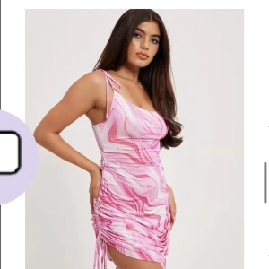 Klänning - Aldrig använd, kan skickas men kan även mötas upp! Skriv för fler bilder!