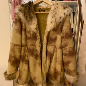 Penny lane jacka - Så fin kappa med päls! Köpt på humana förra vintern. Storleken står inte men jag har oftast M i kläder för beskrivning