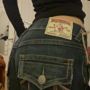 True religon jeans  - Intresse koll på mina oanvända true religon jeansen som har lappen kvar! Jeansen är köpta för 1000 kr. Kom med pris förslag 🫶🏻jag skriver priset som 1kr sålänge 👍🏽(högsta bud är numera 500 plus frakt)❤️