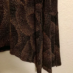Glittrig 70-tals tröja  - Superfin glittrig 70tals tröja med vida armar. Storlek är M/L och tyget är stretchiga så passar olika storlekar. Svårt att få en bra bild på tyget som är glittrigt och skimrar - passar perfekt till fest!  Skriv om du vill ha mer bilder eller undrar något☺️
