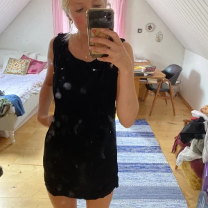 strandklänning - simpel klänning med fin skurning men som tyvärr blivit för kort för mig, nästan helt oanvänd!