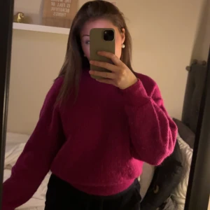 Stickad tröja - Säljer denna stickade tröja i färgen rosa.