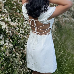 Studentklänning - Nu säljer jag min så otroligt fina och älskade studentklänning! Köptes på ZARA i år och användes enbart på mottagningen, dvs helt fläckfri och superfin! Det är en storlek M men skulle säga att den är något liten i storleken, så den passar mindre med. 