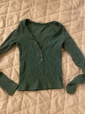 Grön långärmad tröja - Jättesöt grön tröja från asos som aldrig kommit till användning pga för liten💓
