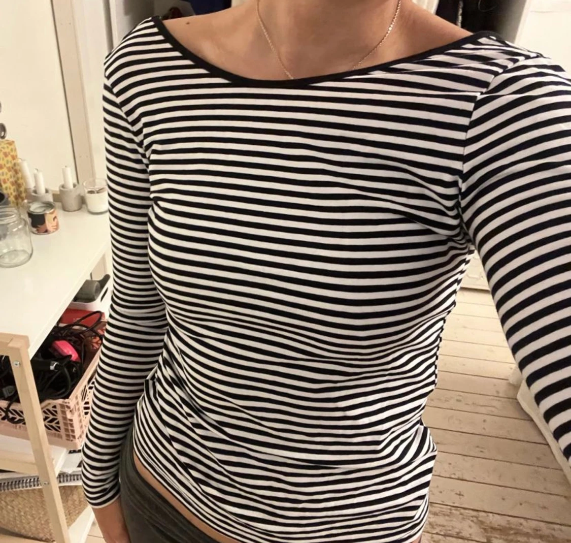 Randig tröja med öppen rygg!! - 90