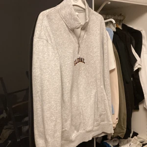 Half zip grå - En half zip från hm, 10/10 condition märks inte att den är använd. Storlek L
