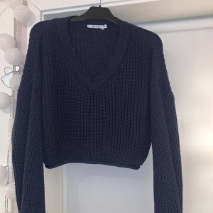 Nakd blå stickad tröja  - Stickad blå tröja från NA-KD 💙Använd ett fåtal gånger, säljs då den är för stor för mig. 60 kr + frakt🥰