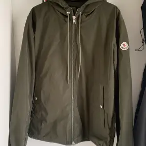 Moncler grimpeurs grön Storlek 2 motsvarar s/m Skick 8/10 Kan gå ner vid snabb affär! 🙂