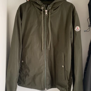 Moncler grimpeurs jacka - Moncler grimpeurs grön Storlek 2 motsvarar s/m Skick 8/10 Kan gå ner vid snabb affär! 🙂