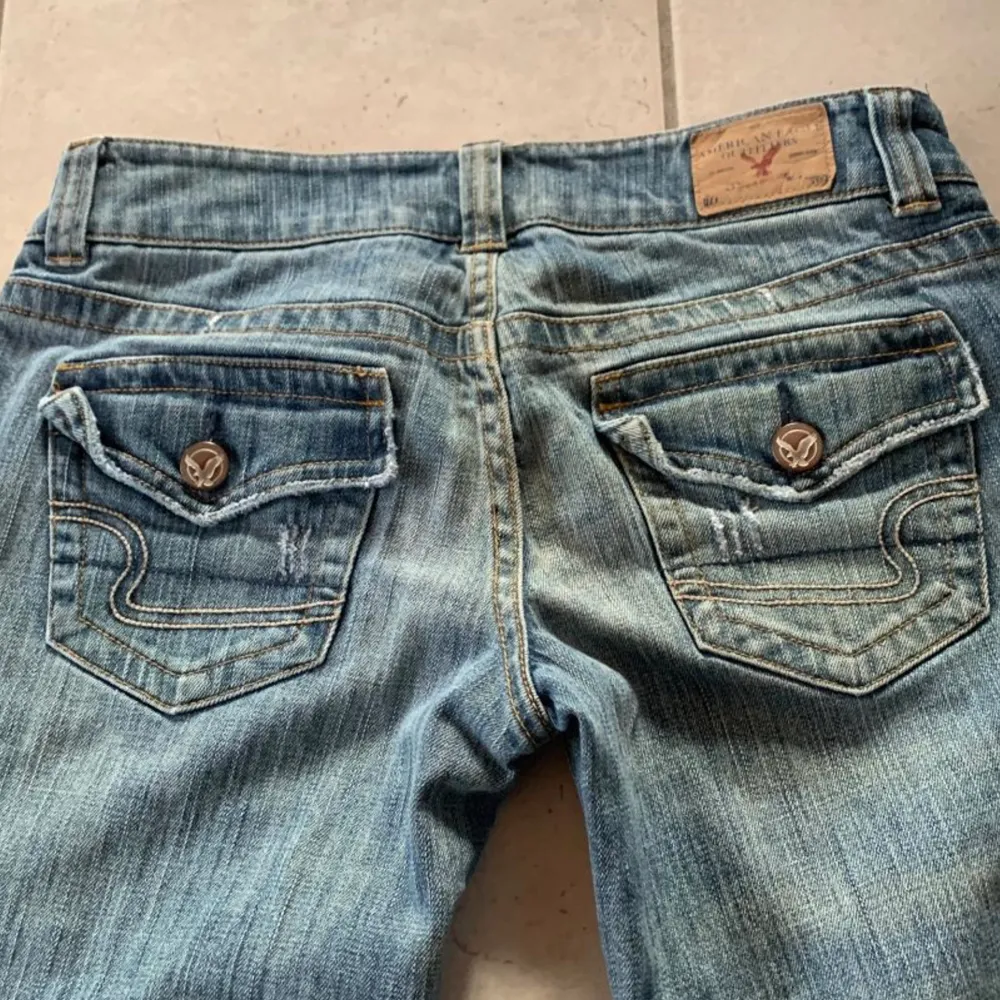 Ett par super snygga jeans som tyvärr var försmå.❣️ Midjemått:85 cm och innerbensmått:84 cm! Lånade bilder från tidigare ägare🫶🏼. Jeans & Byxor.