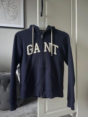 Gant zip up - Mörkblå gant zip up i bra skick! Nypris runt 500 kr, mitt pris 150 + frakt☺️ hör av dig vid funderingar!
