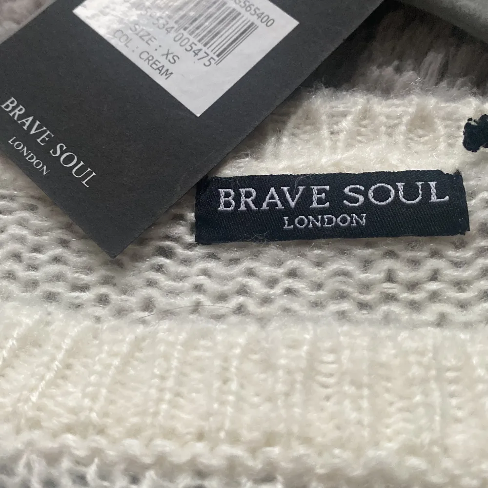 Fin stickad Brave soul london tröja som ej är använd. Den har fortfarnde pristaggen på. Tröjan är ej sticksig och är vit/beige. Säljs på grund av att storleken inte passar mig. Köparen står för frakt❤️🌸. Toppar.