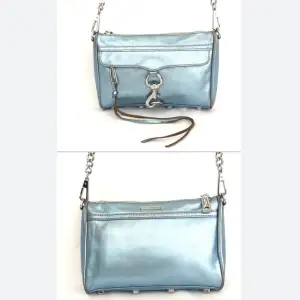Blå metallic väska från Rebecca Minkoff, går att justera kedjan så man kan använda den som axelremsväska eller axelväska 